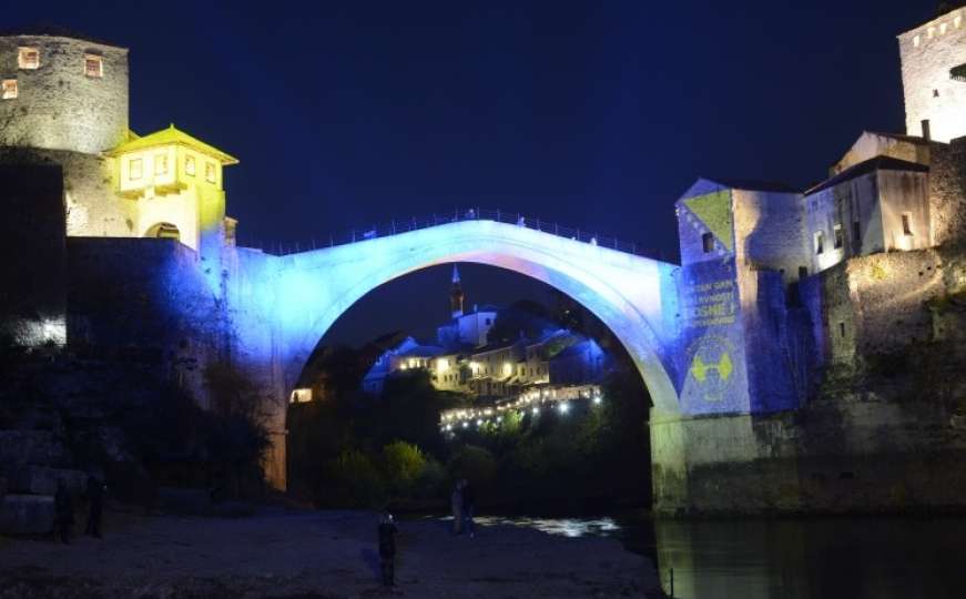 Stari most osvijetljen bojama zastave Bosne i Hercegovine