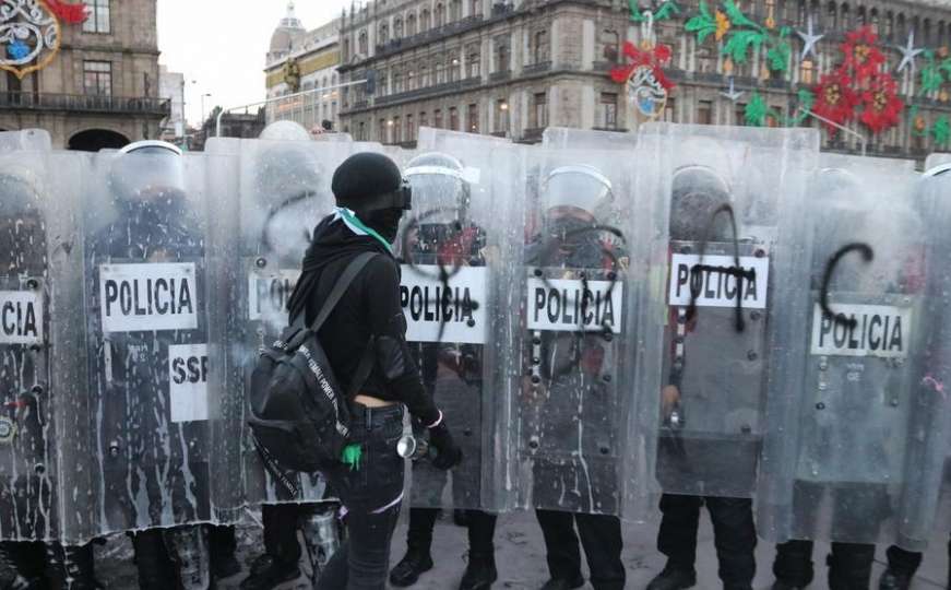 Na protestu  protiv nasilja povrijeđena 23 policajca