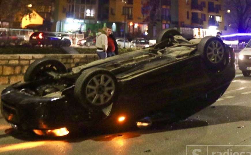 Hitna i policija na terenu: Automobil u Sarajevu završio na krovu