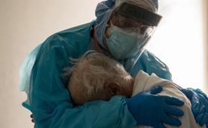 Fotografija zagrljaja doktora i pacijenta oboljelog od COVID-19 obišla svijet