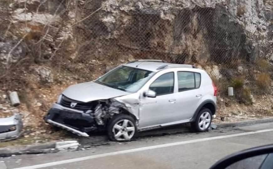 Saobraćajna nesreća u BiH: Dvije osobe povrijeđene