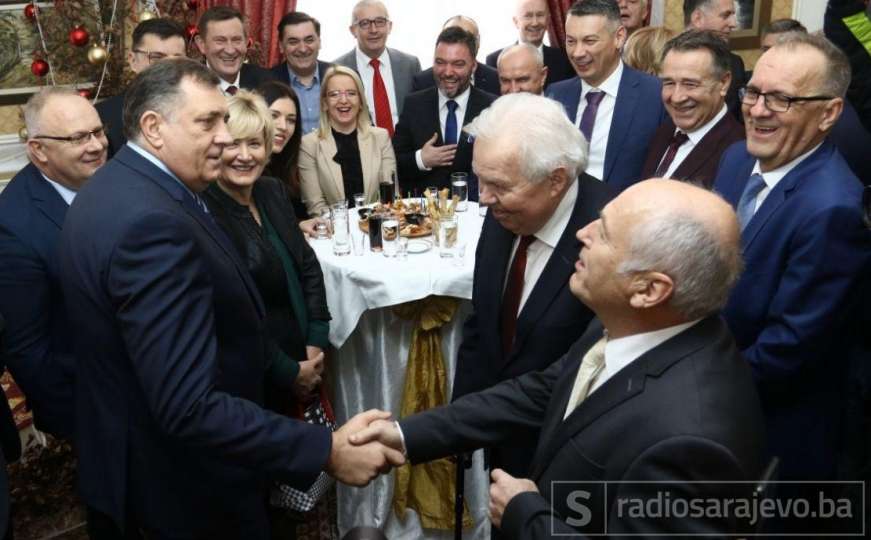 Inzko o ponudi Dodika da zajedno skinu ploču sa imenom zločinca Karadžića