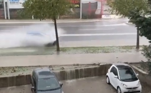 Snimak koji prikazuje poplavu u Splitu: Velike gužve, semafor ne radi