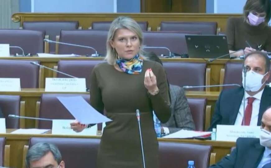 Lapsus poslanice u crnogorskom parlamentu: "Ko piše zakon o sek***lnoj državi?"