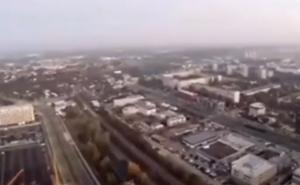 Snimak postao hit: Skočio sa zgrade u Beogradu, pa padobranom sletio na cestu