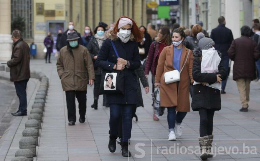 Oblačno ali toplo: Sarajlije u šetnji glavnim gradom 