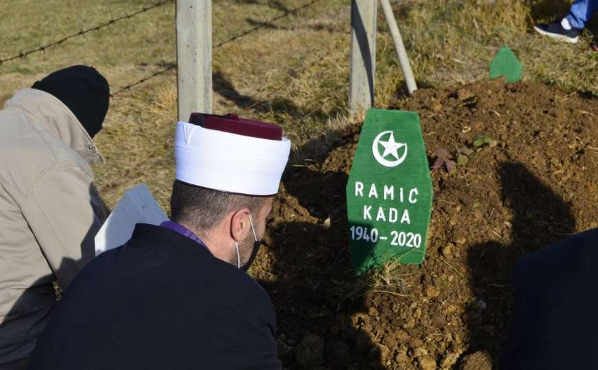 Klanjana dženaza majci Kadi Ramić iz Srebrenice čija su četiri sina ubijena