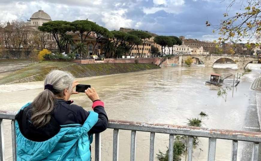 Nevrijeme u Italiji: Poginula jedna osoba, stotine napustile domove