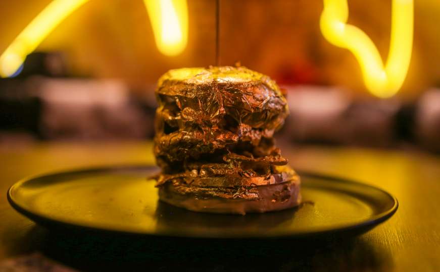 Da, i to postoji: Pogledajte kako se pravi zlatni hamburger