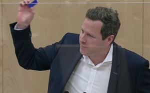 Austrijski političar u parlamentu neispravno testirao Coca-Colu na koronavirus