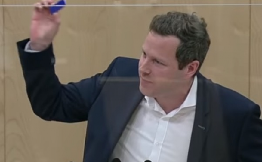 Austrijski političar u parlamentu neispravno testirao Coca-Colu na koronavirus