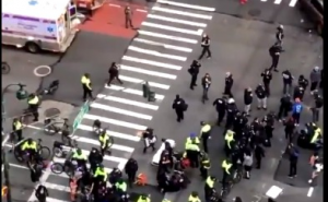 Manhattan: Autom se zaletio u demonstrante, najmanje šestero povrijeđenih 