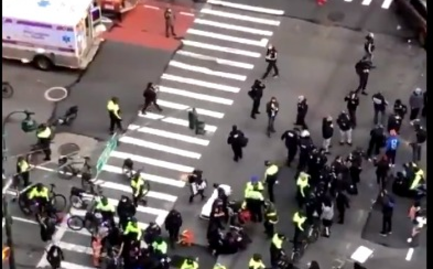 Manhattan: Autom se zaletio u demonstrante, najmanje šestero povrijeđenih 
