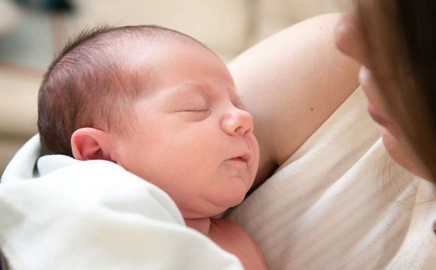 5 razloga zašto se beba probudi čim je spustite? I ne, nije se navikla na ruke