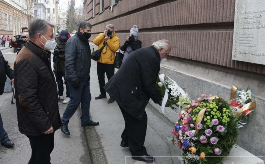 Položeno cvijeće na mjestu masakra ispred OŠ Safvet-beg Bašagić