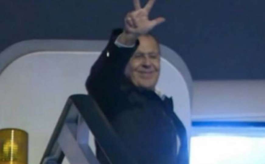 Sergej Lavrov:  Pri ulasku u avion podigao tri prsta