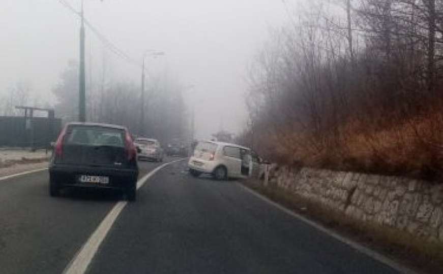 Teška nesreća kod Sarajeva, dvoje povrijeđenih