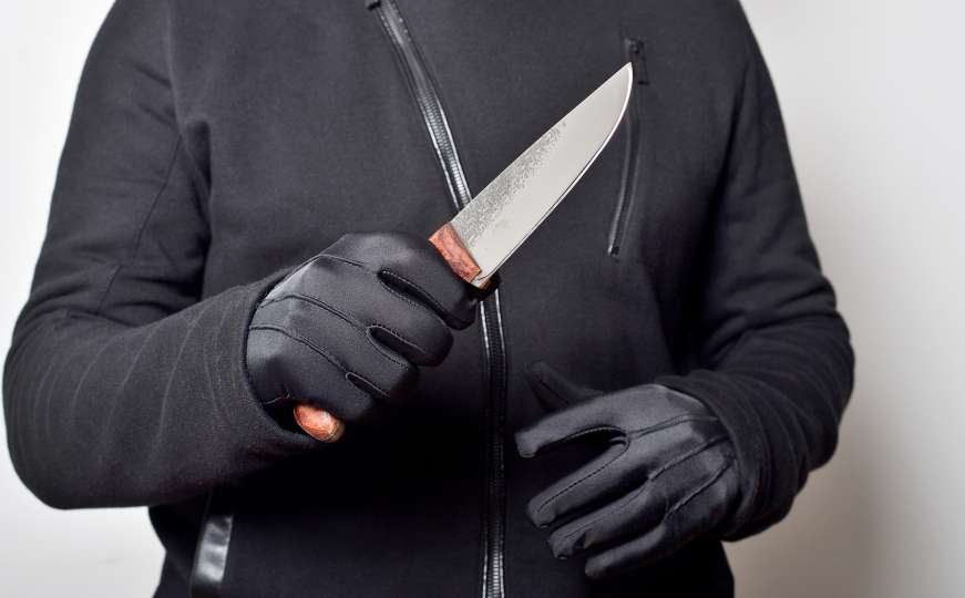 Horor u Prnjavoru: Bivšoj supruzi u kafiću zabio nož u vrat