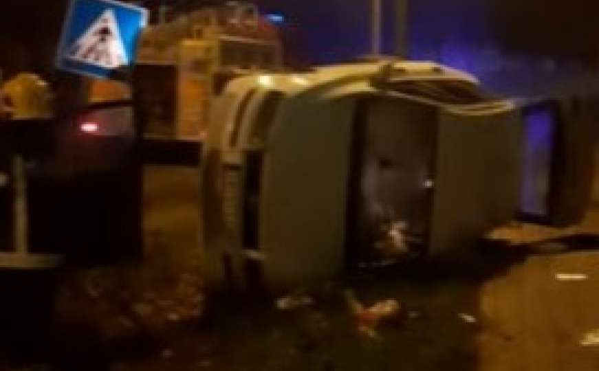 Teška nesreća u Srbiji: Automobil se prevrnuo, povrijeđene tri osobe