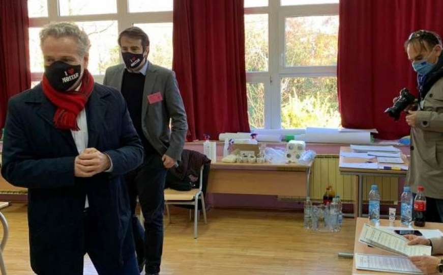 Sattler došao u Mostar: Ovo je bilo njegovo prvo pitanje na glasačkom mjestu