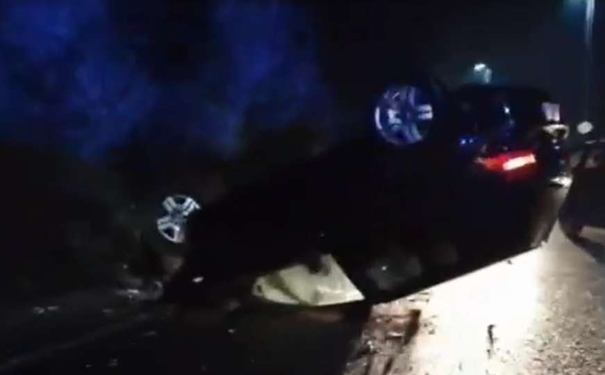 Teška nesreća kod Podorašca: Jedno vozilo završilo na krovu