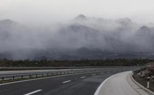 Vozači oprez: Magla smanjuje vidljivost, poledica na pojedinim cestama 