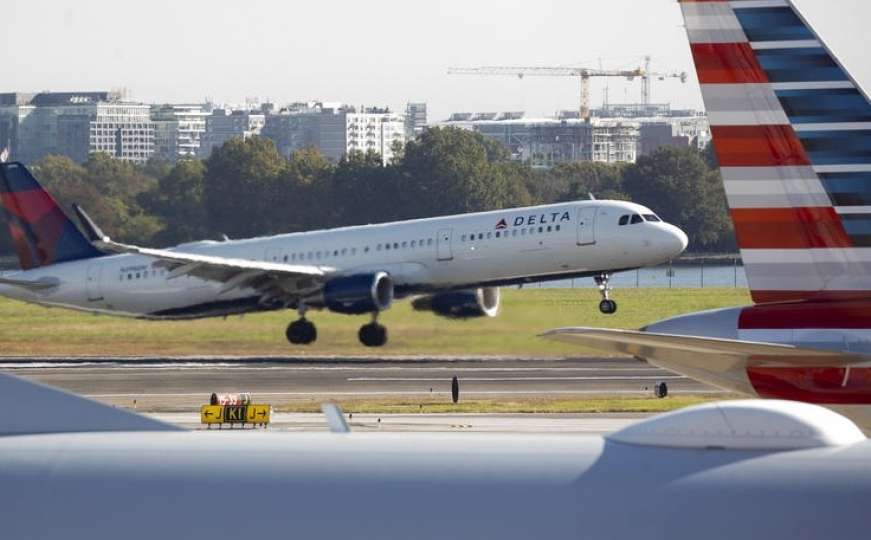 Nevjerovatno: Dva putnika izašla iz aviona u pokretu