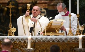 Papa Franjo vodio polnoćku s manje od 100 ljudi, svi osim njega i zbora nosili maske