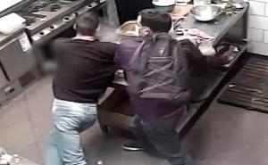 Stravičan snimak: Upao u splitski fast food i zabio mu makaze u vrat