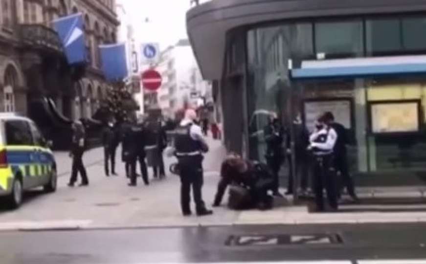 Zbog maske: Policajci pred djetetom oborili ženu, stavili joj lisice
