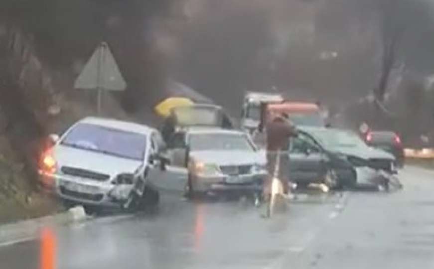 Teška nesreća na ulazu u Travnik: Tri vozila učestvovala, ima povrijeđenih