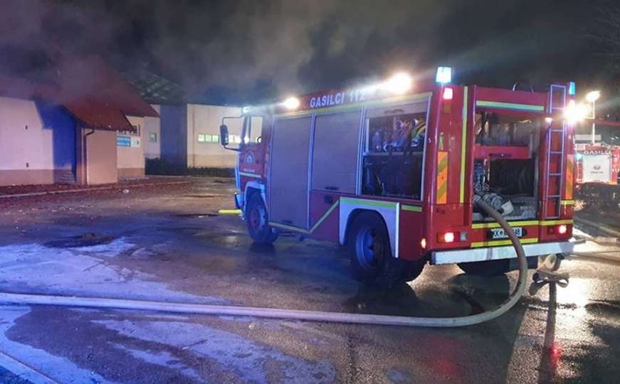 Požar u kolektivnom naselju Mihatovići: Vatrogasci na terenu