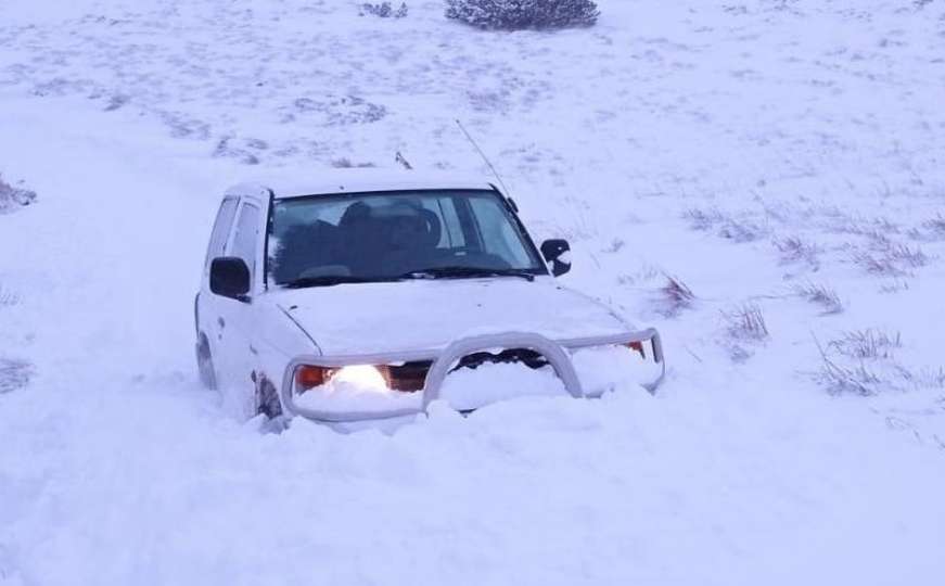 Dramatično i u Hrvatskoj: Automobil zavejan na Dinari, orkanski udari bure