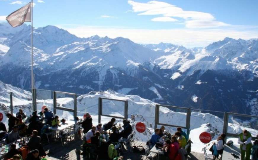 Sa skijališta pobjeglo stotine turista: Bili u izolaciji zbog novog soja koronavirusa