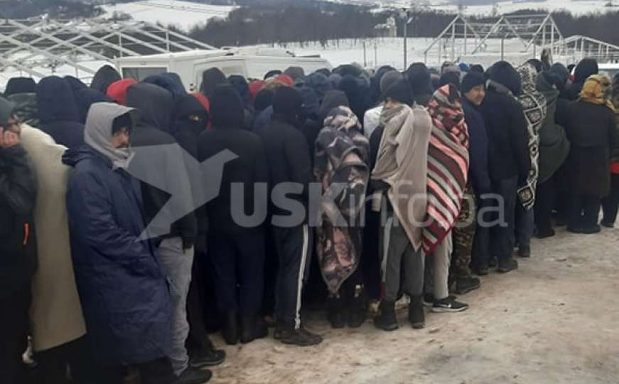 Strašne slike iz Bihaća: Migranti na snijegu, griju se uz pomoć deka