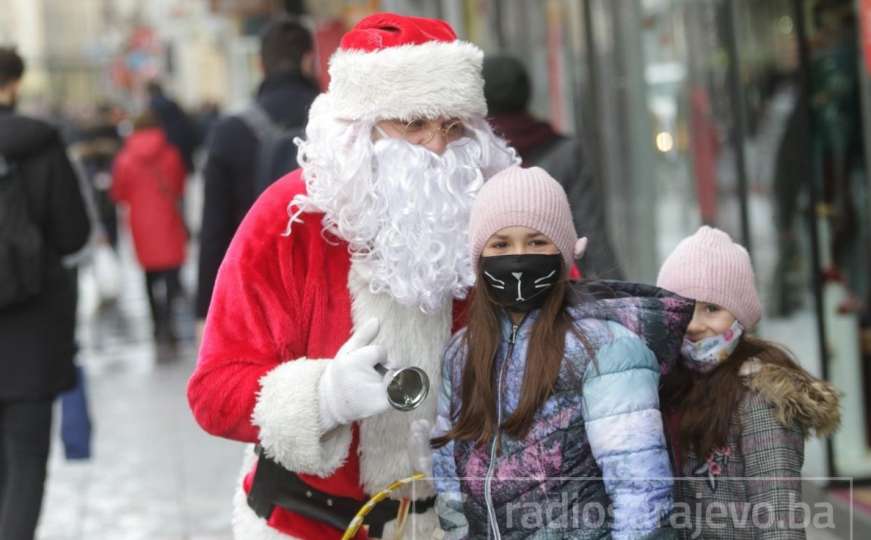 Djed Mraz u centru Sarajeva dijelio poklone