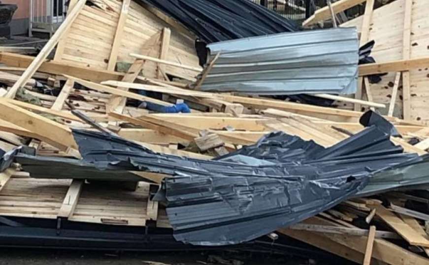 Strašno nevrijeme u BiH: Vjetar oštetio automobile, srušio krov zgrade
