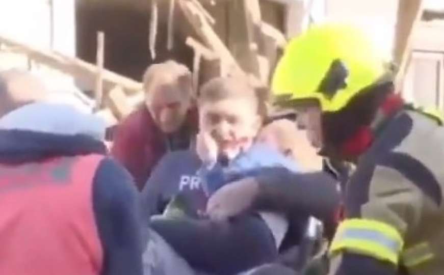 Potresne scene iz Petrinje, pogledajte snimak spašavanja djeteta