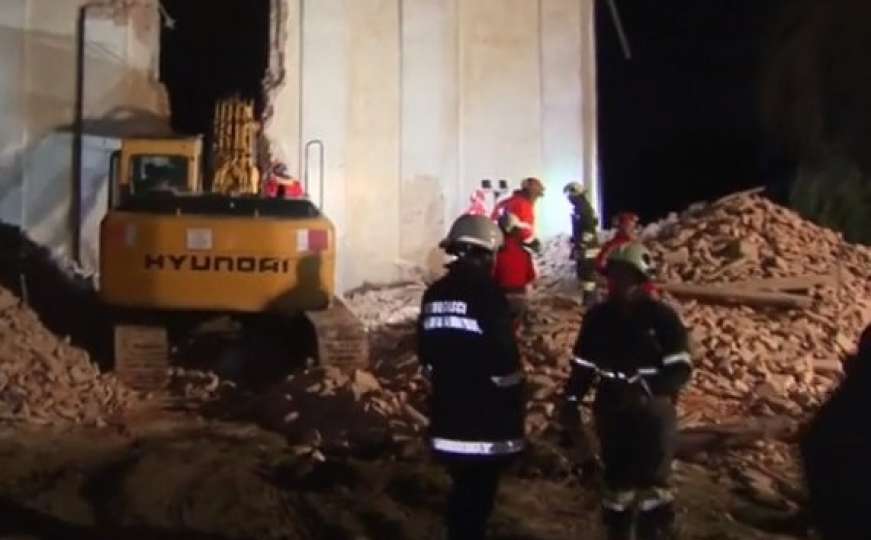 Iz ruševina spašeno šest osoba, potraga se nastavlja tokom noći 