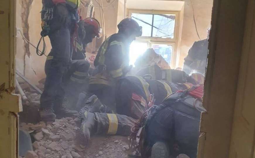 Čudo u Petrinji: Vatrogasci četiri sata kopali i izvukli djevojku ispod ruševina