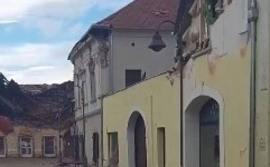 Petrinja nakon zemljotresa: Prazne ulice, jeziva tišina, ruševine...