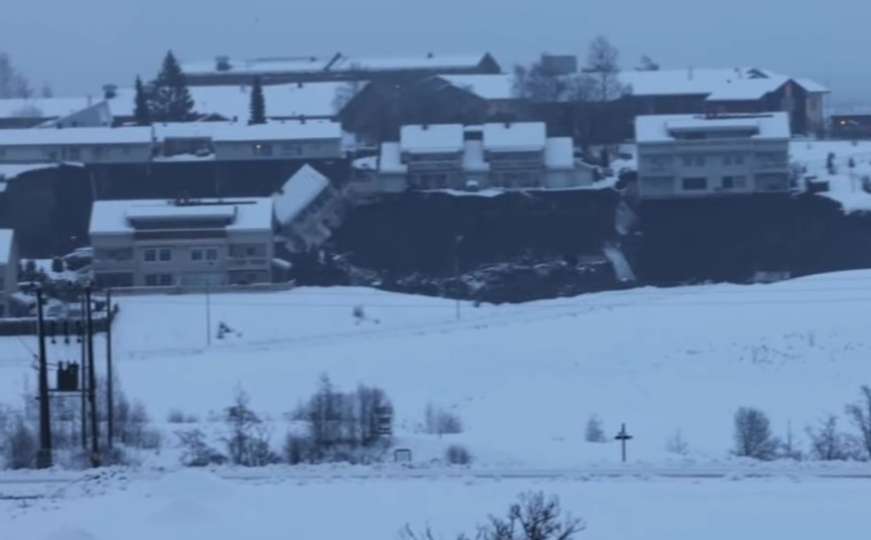 Stravični prizori: Klizište progutalo dio sela, kuće se ruše kao kule od karata