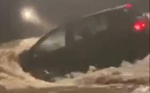 Nesreća nadomak Sarajeva: Automobilom sletio u rijeku, vozač povrijeđen