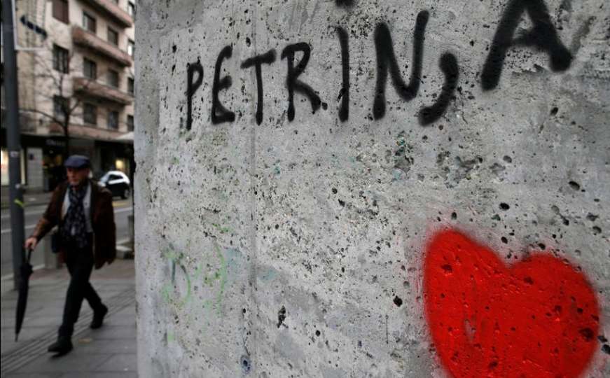 Grafit za Petrinju u centru Beograda uništen grafitima