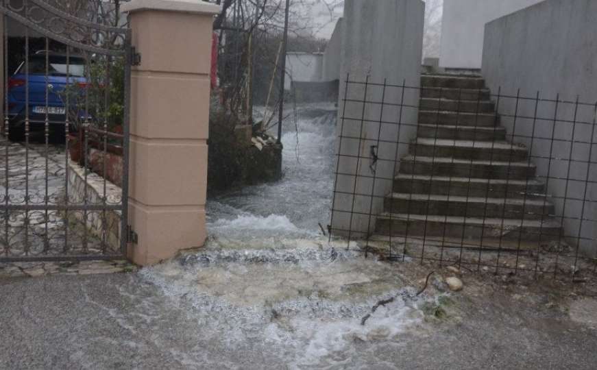 Izlila se rijeka u BiH, poplavila dio okolnih područja