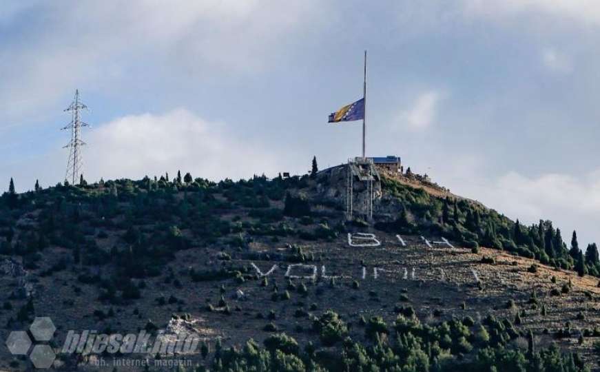 Dan žalosti: Jedna od najvećih zastava BiH na pola koplja