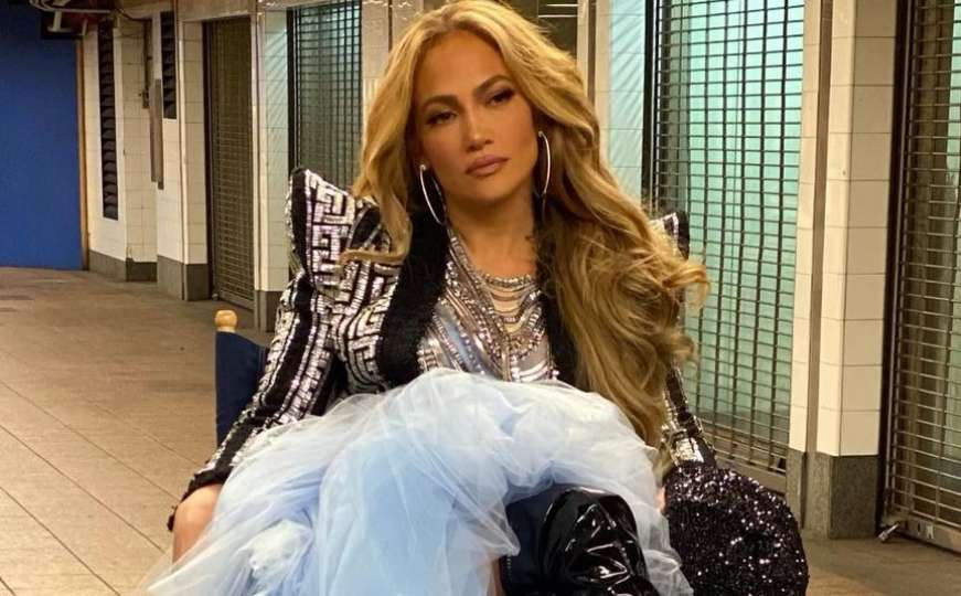 Sa suzama u očima Jennifer Lopez ušla u 2021. godinu