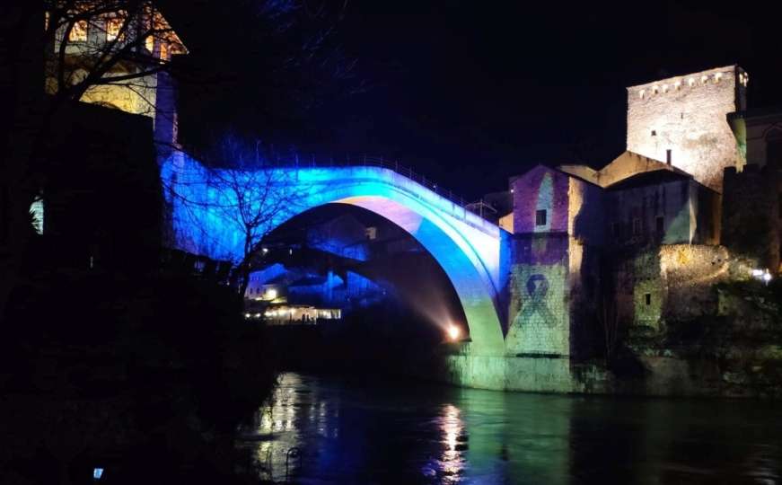 Stari most osvjeteljen u znak tuge na osam prerano prekinutih mladih života