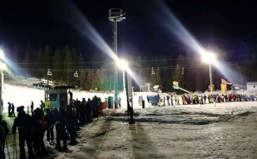 Veliki broj ljudi na noćnom skijanju na Bjelašnici