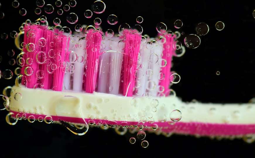 Četkica za zube pravo je leglo bakterija: Evo kako ih se najlakše riješiti